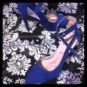 Sz 6 1/2 blue faux suede heels